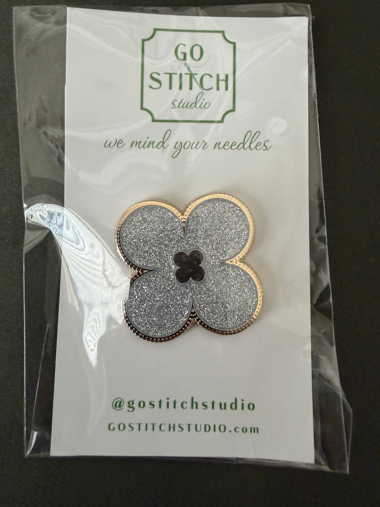 Silver Glitter Clover Needleminder