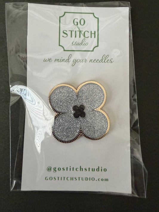 Silver Glitter Clover Needleminder